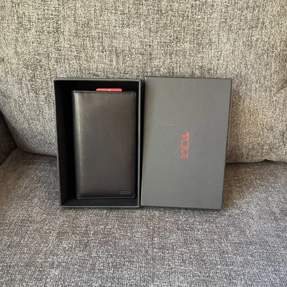 TUMI Men's Leather Phone Wallet NWT
